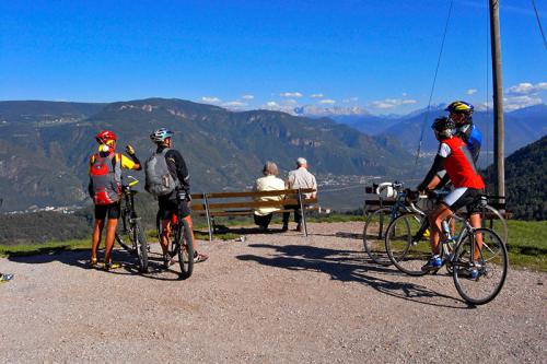 Tour in bicicletta sulle strade per i passi