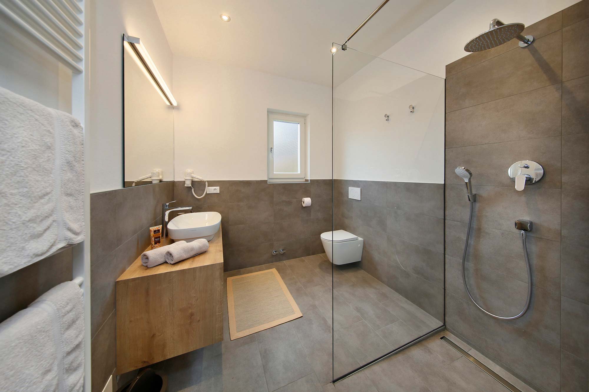 Stanza da bagno con grande doccia walk-in